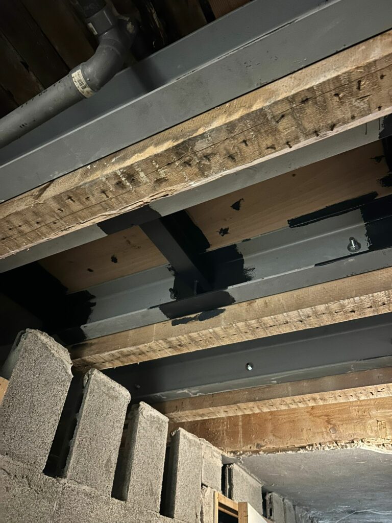 Confortement de plancher bois par structure métallique à Grasse - Ouverture et Démolition de Murs Porteurs Confortement de plancher bois par structure métallique à Grasse - Renforcement des poutres