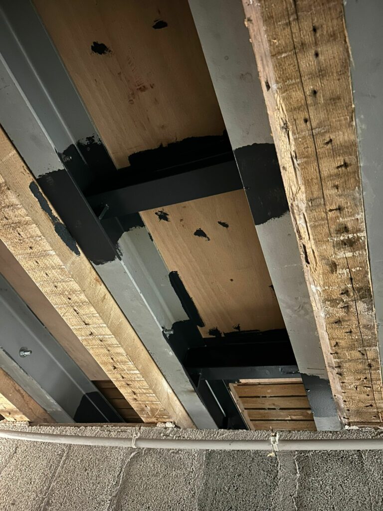 Confortement de plancher bois par structure métallique à Grasse - Ouverture et Démolition de Murs Porteurs Confortement de plancher bois par structure métallique à Grasse - Renforcement des poutres