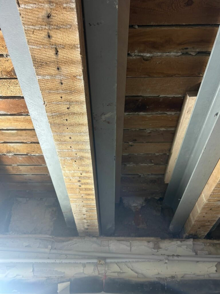 Confortement de plancher bois par structure métallique à Grasse - Ouverture et Démolition de Murs Porteurs Confortement de plancher bois par structure métallique à Grasse - Renforcement des poutres
