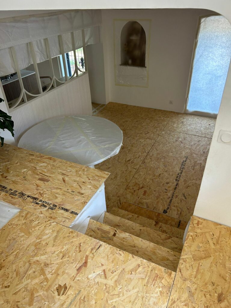 Création d’une ouverture dans un mur porteur de façade et renforcement par structure en béton armé à Saint-Tropez - Agrandissement d'une baie