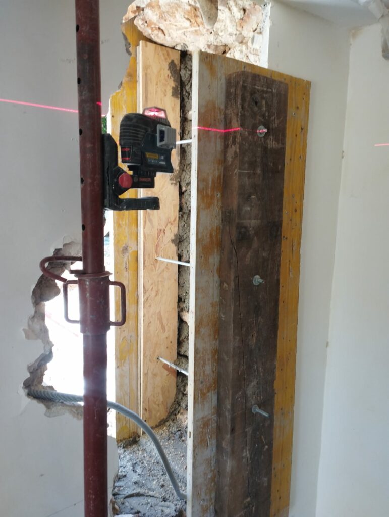 Création d’une ouverture dans un mur porteur de façade et renforcement par structure en béton armé à Saint-Tropez - Agrandissement d'une baie
