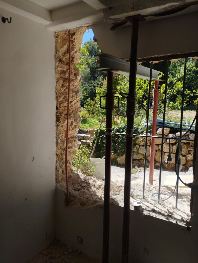 Création d’une ouverture dans un mur porteur de façade et renforcement par structure en béton armé à Saint-Tropez - Agrandissement d'une baie