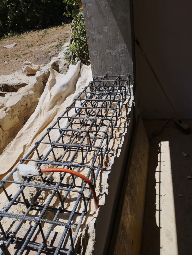 Création d’une ouverture dans un mur porteur de façade et renforcement par structure en béton armé à Saint-Tropez - Agrandissement d'une baie