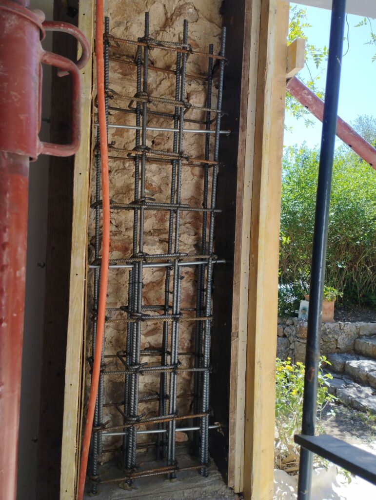 Création d’une ouverture dans un mur porteur de façade et renforcement par structure en béton armé à Saint-Tropez - Agrandissement d'une baie