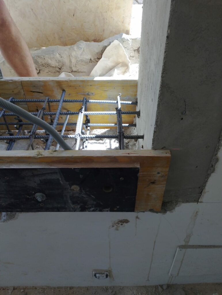 Création d’une ouverture dans un mur porteur de façade et renforcement par structure en béton armé à Saint-Tropez - Agrandissement d'une baie