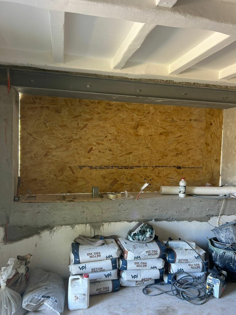 Création d’une ouverture dans un mur porteur de façade et renforcement par structure en béton armé à Saint-Tropez - Agrandissement d'une baie