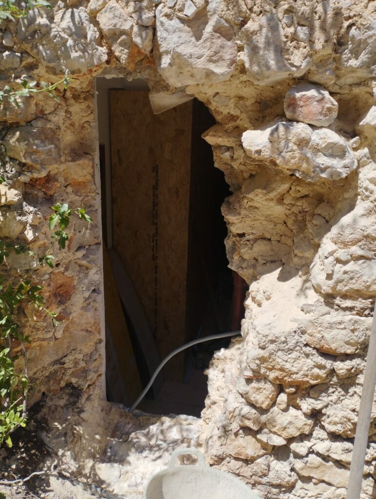 Création d’une fenêtre dans un mur porteur en pierre à Mougins - Murs porteurs