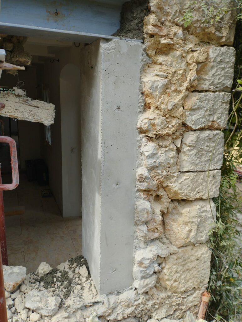 Création d’une fenêtre dans un mur porteur en pierre à Mougins - Murs porteurs
