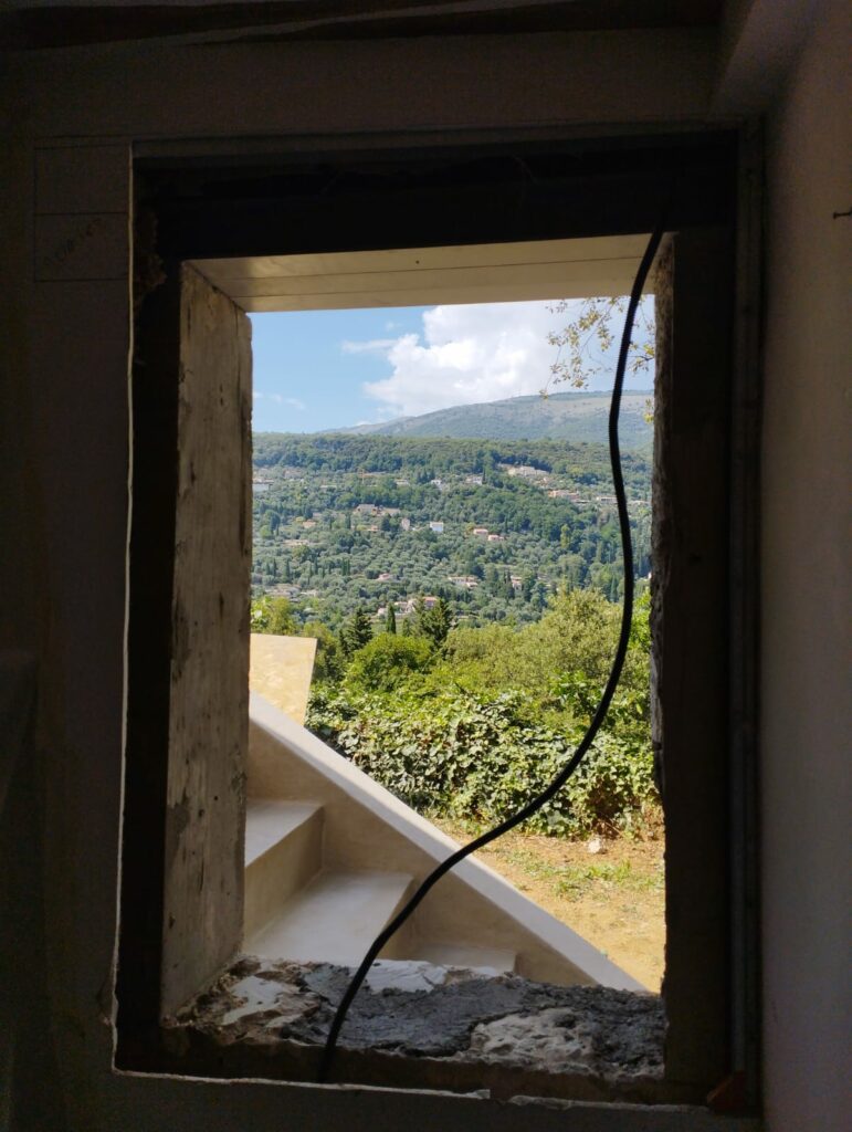 Création d’une fenêtre dans un mur porteur en pierre à Mougins - Murs porteurs