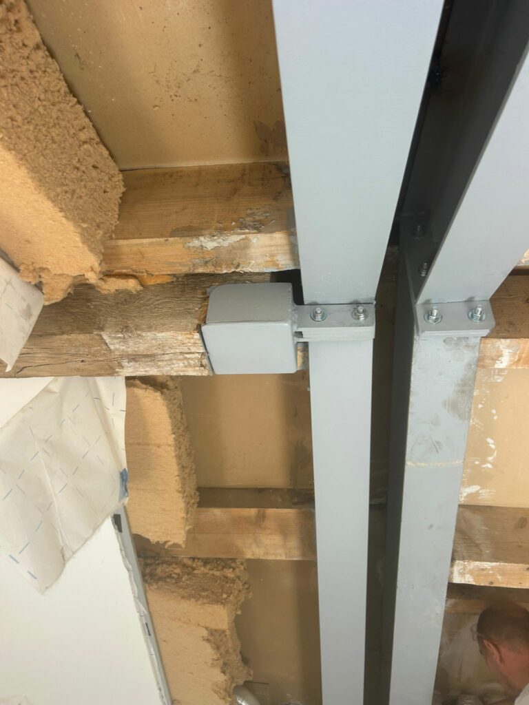 Renforcement d’une charpente par structure métallique à Fréjus - Ouverture et Démolition de Murs Porteurs Renforcement d’une charpente par structure métallique à Fréjus - Charpente