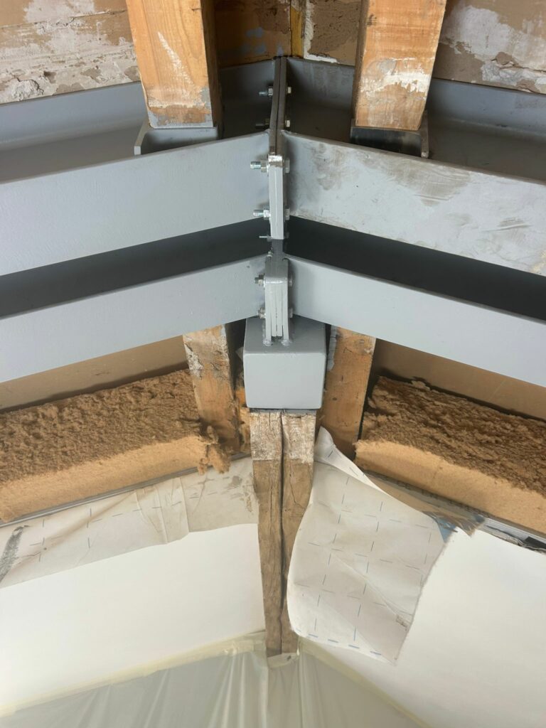 Renforcement d’une charpente par structure métallique à Fréjus - Ouverture et Démolition de Murs Porteurs Renforcement d’une charpente par structure métallique à Fréjus - Charpente