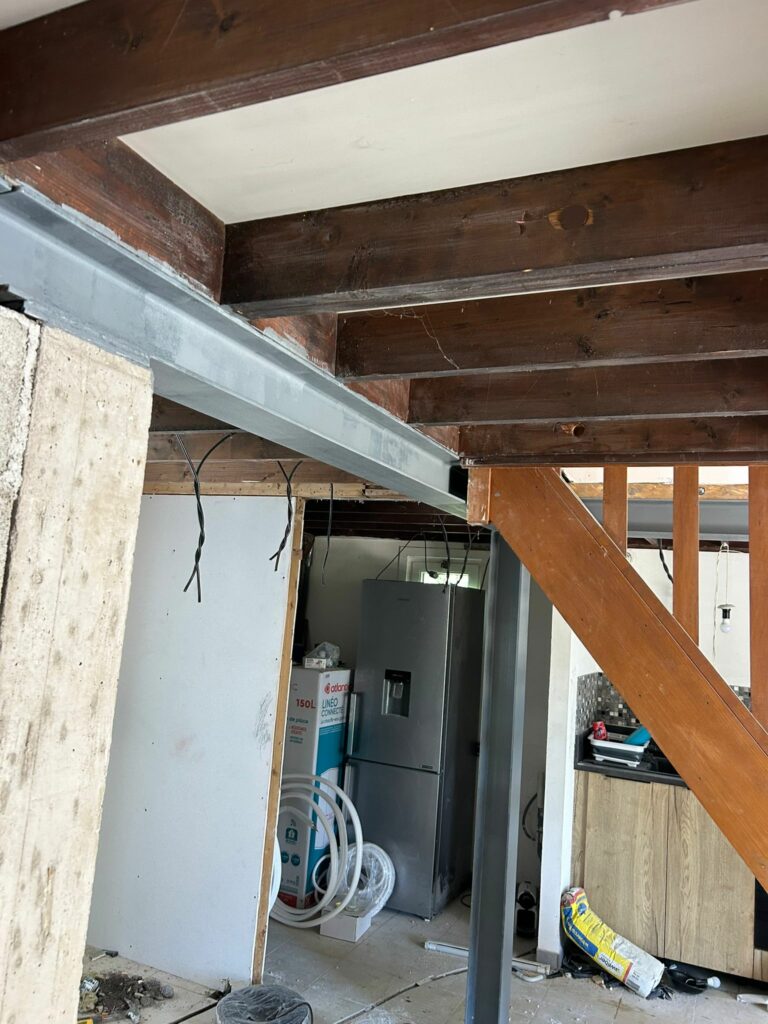 Démolition de cloisons semi-porteuses et renforcement métallique à Cagnes-sur-Mer - Agrandissement d'une baie