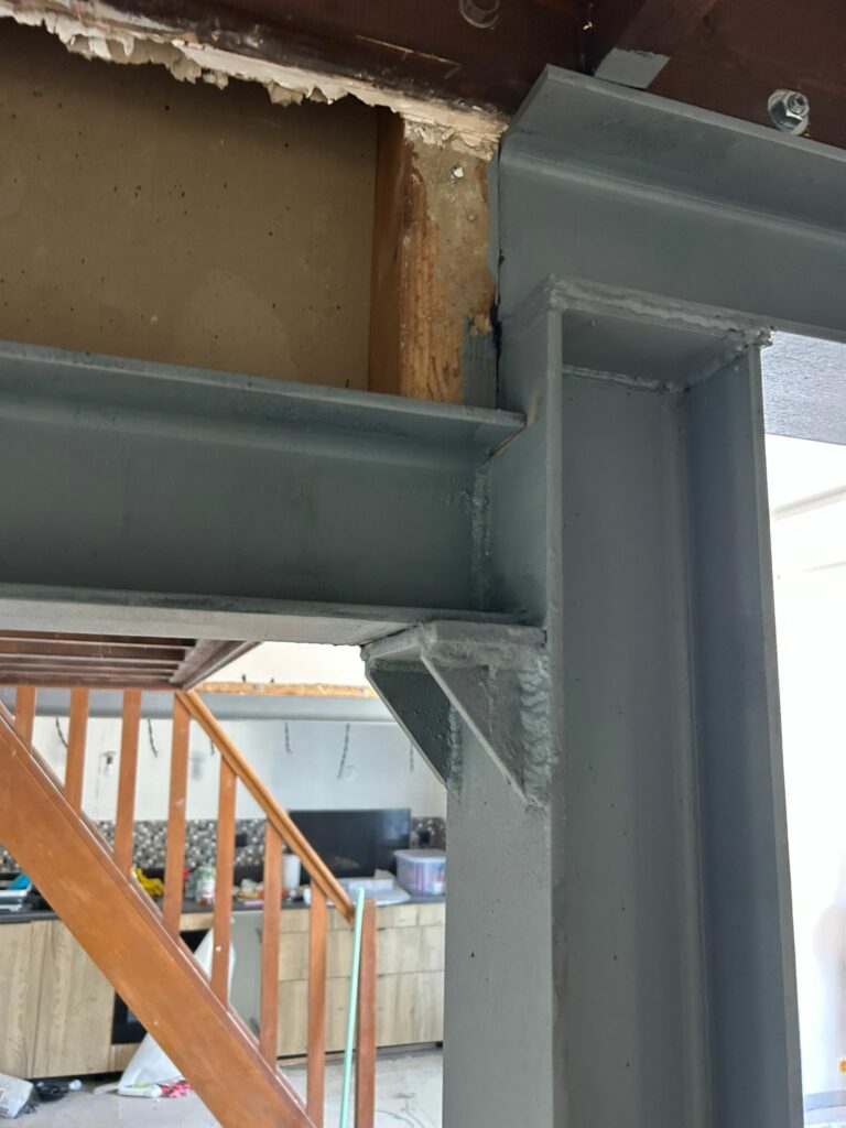 Démolition de cloisons semi-porteuses et renforcement métallique à Cagnes-sur-Mer - Agrandissement d'une baie