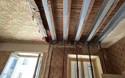 Démolition de cloisons semi-porteuses et renforcement d’un plancher bois à Nice